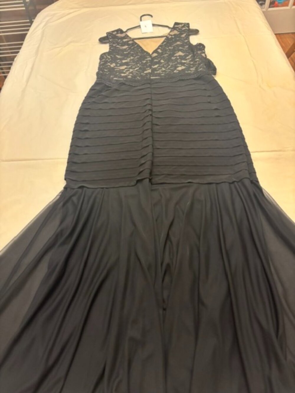 LAURA PETITES BLACK LACE FORMAL DRESS – SIZE 14 – $65